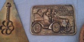 Placas automovilísticas de grandes premios. En bronce