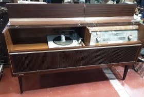 Tocadiscos. Radio en mueble. Equipo completo de radio y tocadiscos. Emblemático mueble años 60-70.