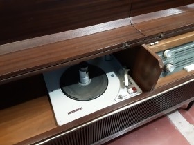 Tocadiscos. Radio en mueble. Equipo completo de radio y tocadiscos. Emblemático mueble años 60-70.