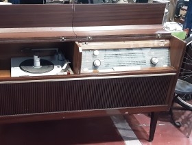 Tocadiscos. Radio en mueble. Equipo completo de radio y tocadiscos. Emblemático mueble años 60-70.