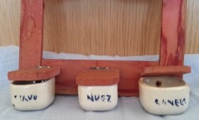 Cocina de juguete. Conjunto en cerámica y madera. Años 50