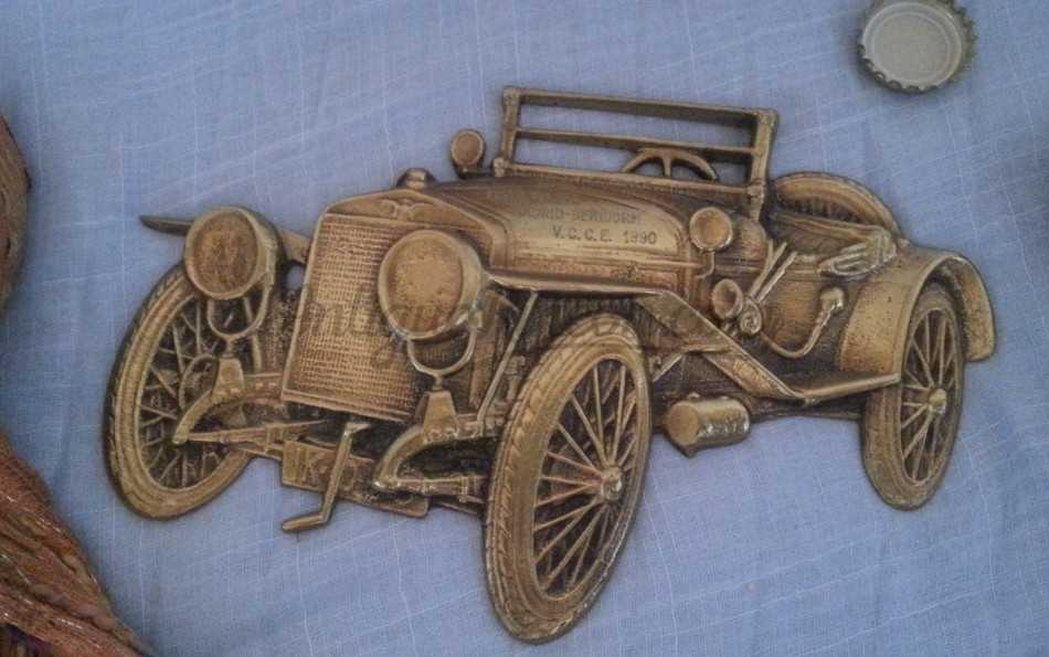 Placa automovilística de gran premio. En bronce