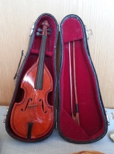 Violín. Miniatura. Años 80. Con su funda original