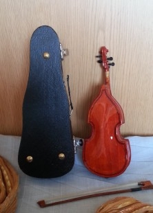 Violín. Miniatura. Años 80. Con su funda original