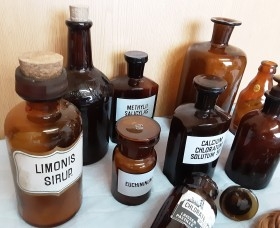 Frascos farmacéuticos. Colección de 8 unidades. Origen británico.