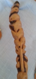 Bastón de madera maciza tallado a mano.