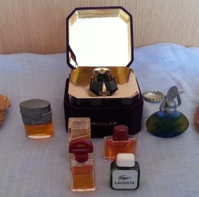 Perfumes en miniatura. Colección de 7 tarros en vidrio diferentes.