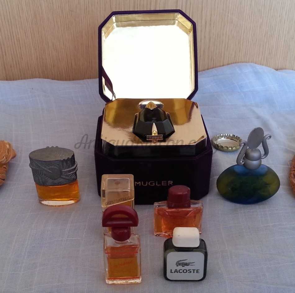 Perfumes en miniatura. Colección de 7 tarros en vidrio diferentes.