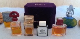 Perfumes en miniatura. Colección de 7 tarros en vidrio diferentes.