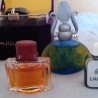 Perfumes en miniatura. Colección de 7 tarros en vidrio diferentes.