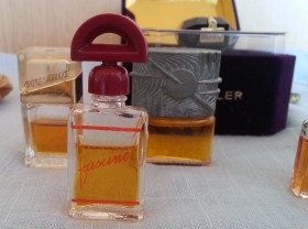 Perfumes en miniatura. Colección de 7 tarros en vidrio diferentes.