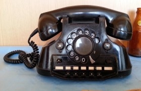 Teléfono año 1952 en baquelita. Centralita. Curioso.