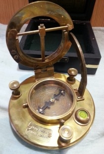 Brújula solar. Reloj solar. Réplica en bronce. Nueva a estrenar.