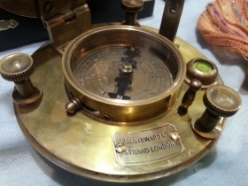 Brújula solar. Reloj solar. Réplica en bronce. Nueva a estrenar.