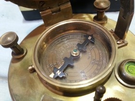 Brújula solar. Reloj solar. Réplica en bronce. Nueva a estrenar.