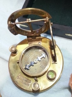 Brújula solar. Reloj solar. Réplica en bronce. Nueva a estrenar.