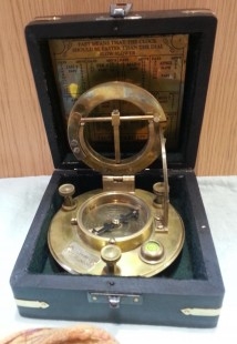 Brújula solar. Reloj solar. Réplica en bronce. Nueva a estrenar.