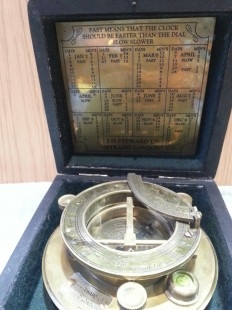 Brújula solar. Reloj solar. Réplica en bronce. Nueva a estrenar.