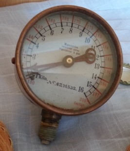 Manómetro indicador en bronce y vidrio. Años 40