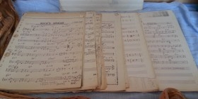 Partituras y libros musicales antiguos variados. Para atrezzo o colección.