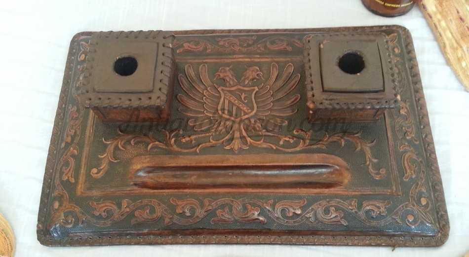 Escribanía antigua. Años 40. En cuero repujado. Preciosa pieza de escritorio. Escribanía antigua. Años 40. En cuero repujado. Preciosa pieza de escritorio.