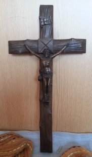 Crucifijo en bronce y madera. Preciosa pieza. Crucifix in old bronze. Precious.