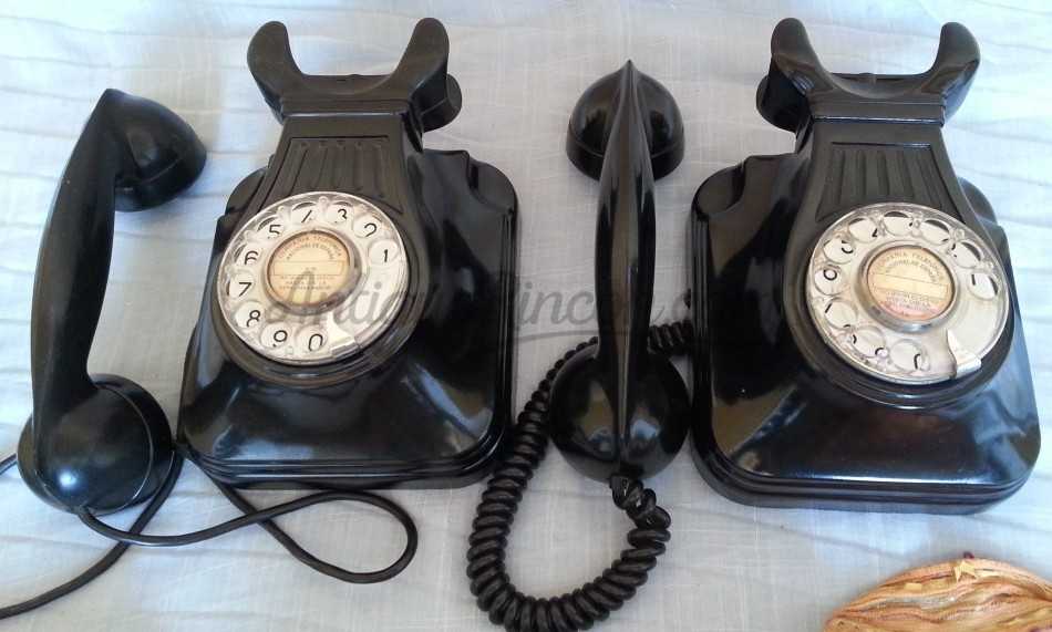 Teléfonos de pared en baquelita. Pareja. Origen español. Años 50-60 Teléfonos de pared en baquelita. Pareja. Origen español. Años 50-60