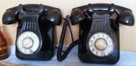Teléfonos de pared en baquelita. Pareja. Origen español. Años 50-60