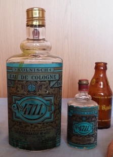 Botellas vacías de perfumes antiguos. Pareja.