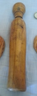 Encorchadora antigua manual. En madera. Curiosa.