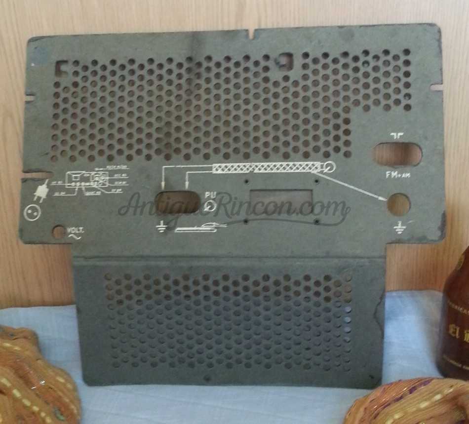 Tapa trasera de radio de válvulas antigua.