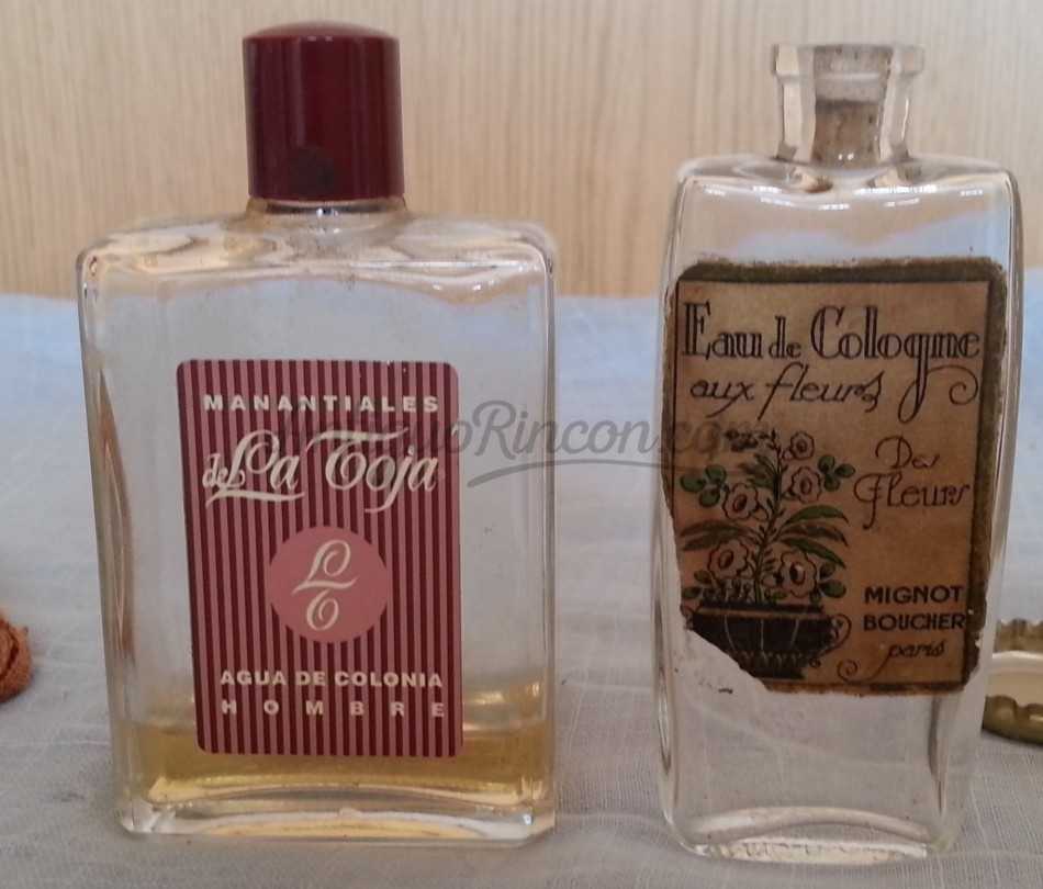 Botellas vacías de perfumes antiguos. Pareja.