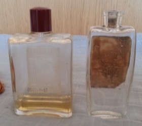 Botellas vacías de perfumes antiguos. Pareja.