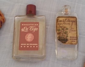 Botellas vacías de perfumes antiguos. Pareja.