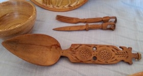  Platillo y Cubiertos en madera tallada. Artesanía Colombiana