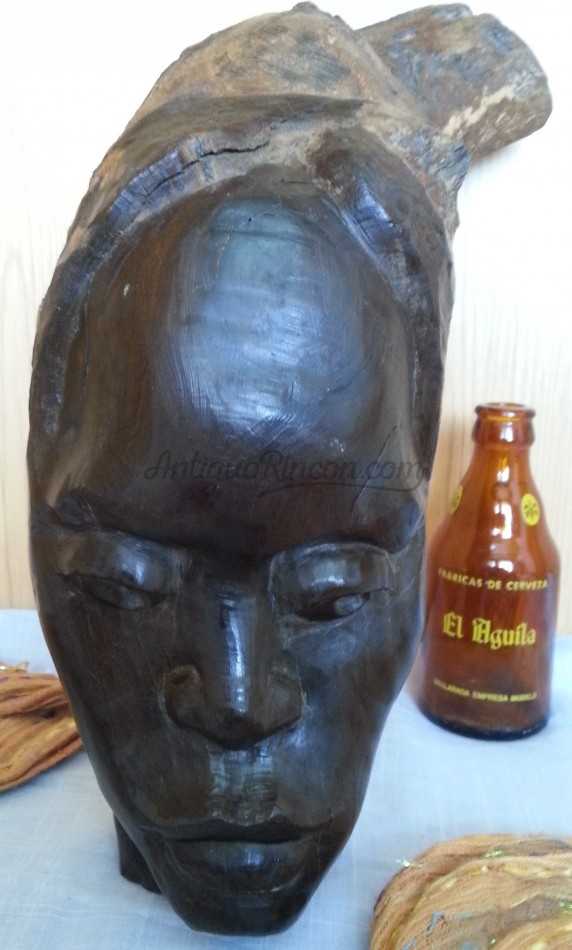 Efigie de mujer. Escultura en madera tallada. Origen Cubano