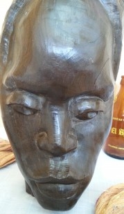 Efigie de mujer. Escultura en madera tallada. Origen Cubano