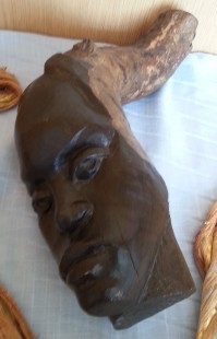 Efigie de mujer. Escultura en madera tallada. Origen Cubano