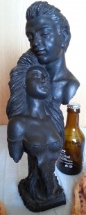 Escultura.  Enamorados en yeso. Decorada a mano.