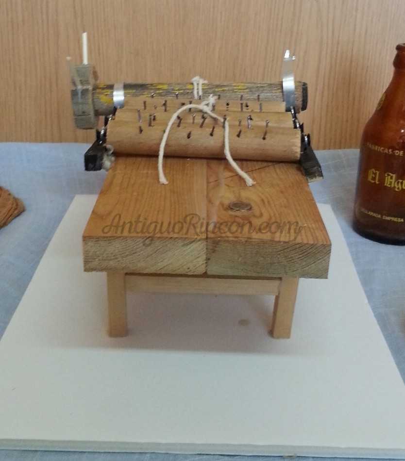 Potro de tortura. Miniatura. Recreación de aparatos de tortura medievales. Potro de tortura. Miniatura. Recreación de aparatos de tortura medievales.