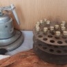 Laboratorio. Conjunto vintage de centrifugadora de laboratorio y soporte tubos de ensayo.