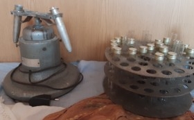 Laboratorio. Conjunto vintage de centrifugadora de laboratorio y soporte tubos de ensayo.
