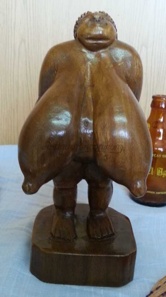 Mujer africana de grandes pechos. Escultura en madera. Origen cubano