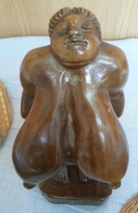 Mujer africana de grandes pechos. Escultura en madera. Origen cubano