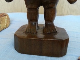 Mujer africana de grandes pechos. Escultura en madera. Origen cubano