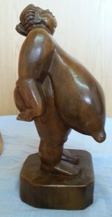 Mujer africana de grandes pechos. Escultura en madera. Origen cubano