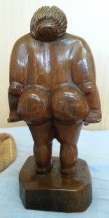 Mujer africana de grandes pechos. Escultura en madera. Origen cubano