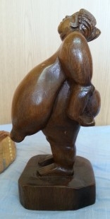 Mujer africana de grandes pechos. Escultura en madera. Origen cubano