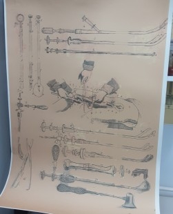 Lámina instrumental quirúrgico finales de 1800. Cartoncillo fuerte. Gran tamaño.