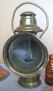 Linterna antigua. Tipo lámpara ferroviaria. Emblemática.